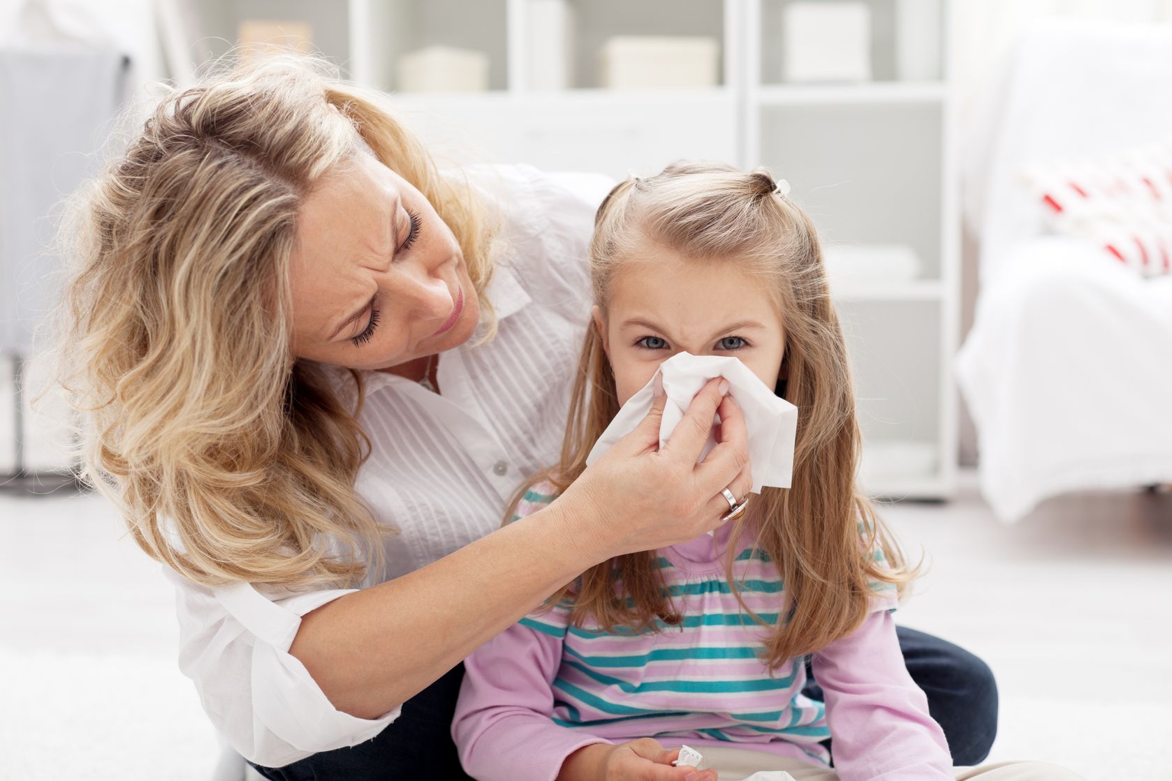 madre e hija resfriada sonándose